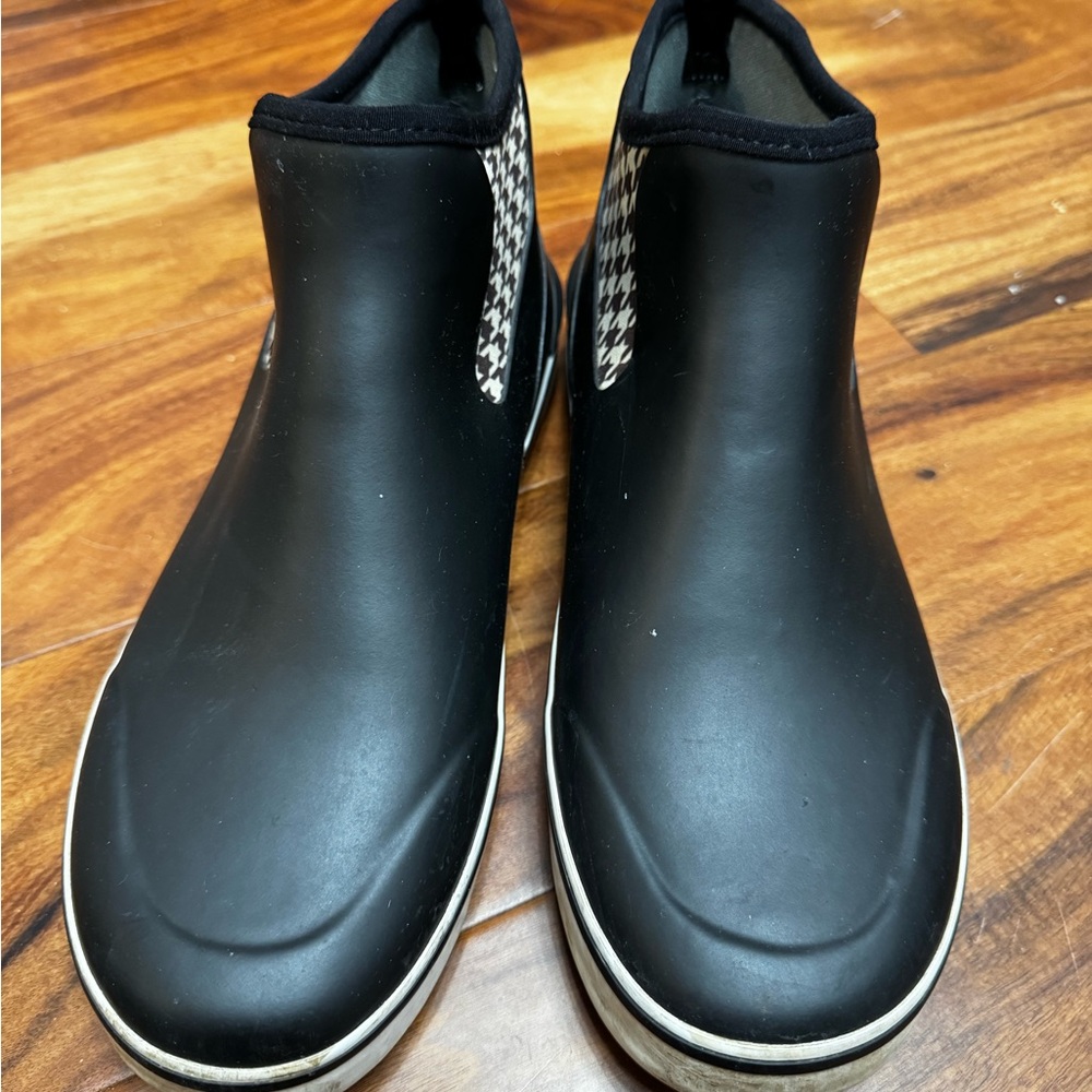 Stylish Black Hushpuppies Moyen Ankle Rainboots with Houndstooth Detail